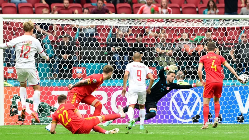 Fotografija: Kasper Dolberg (levo) je z dvema goloma razblinil upanje Valižanov. FOTO: Olaf Kraak/AFP
