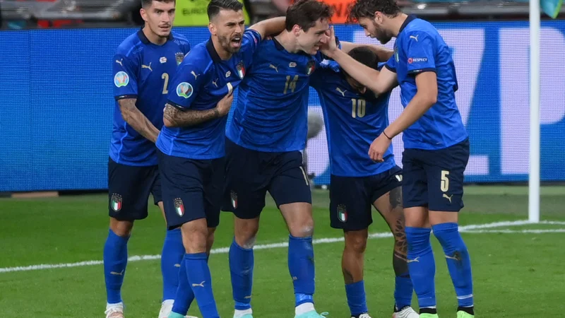 Fotografija: Po hudem boju so se Italijani veselili uvrstitve v četrtfinale eura. FOTO: Laurence Griffiths/AFP