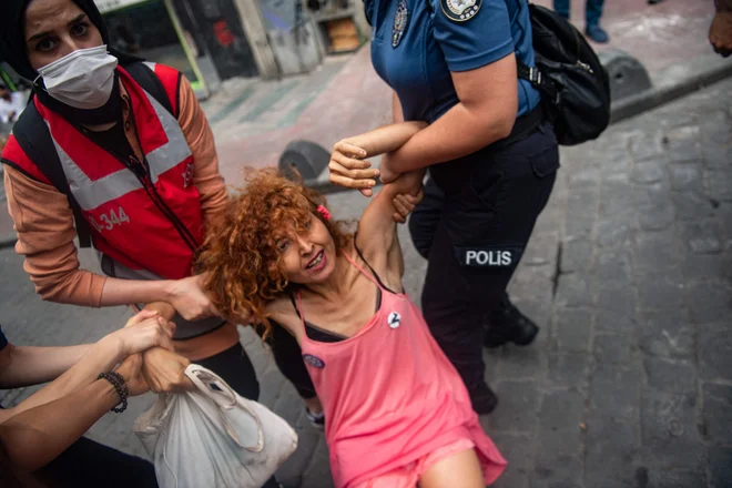 Več protestnikov so policisti pridržali. FOTO: Bulent Kilic/AFP