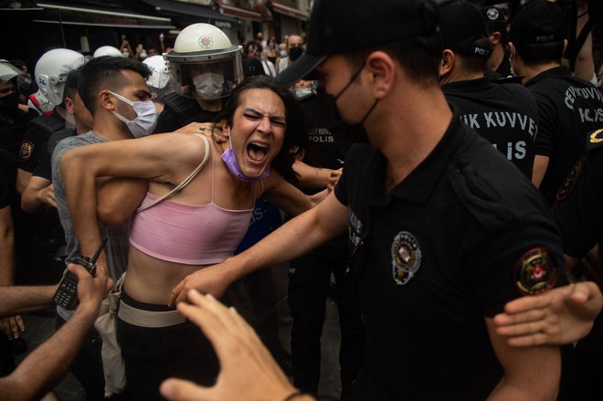 Protestnike je policija pridržala. FOTO: Bulent Kilic/AFP