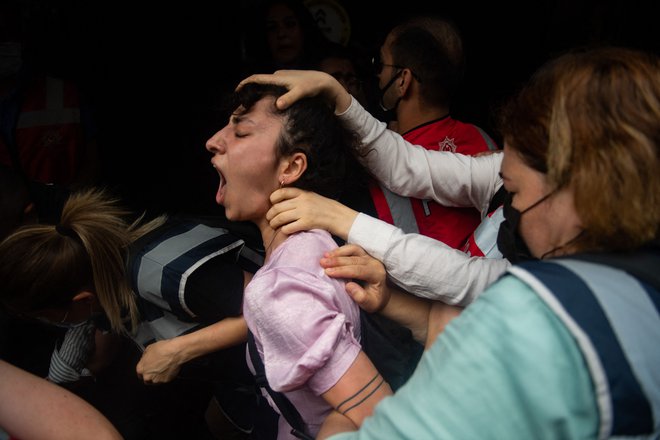 Policisti so bili nasilni, uporabili so tudi solzivec, pravijo očividci. FOTO: Bulent Kilic/AFP
