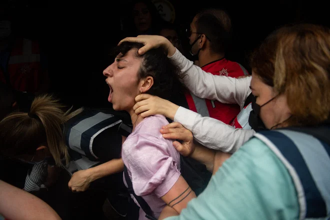 Policisti so bili nasilni, uporabili so tudi solzivec, pravijo očividci. FOTO: Bulent Kilic/AFP