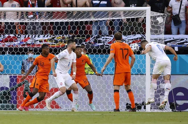 Tomaš Holeš je z glavo zabil prvil gol za Češko. FOTO: Bernadett Szabo/Reuters