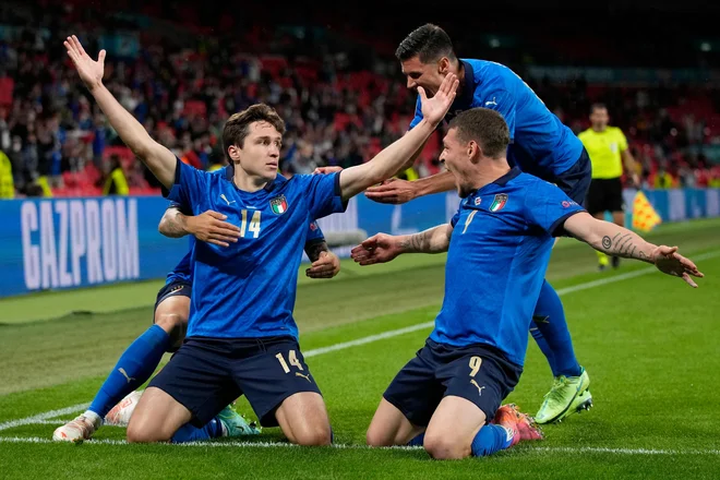 Federico Chiesa (levo) je bil najboljši igralec napete tekme med Italijo in Avstrijo. Foto Frank Augstein/AFP