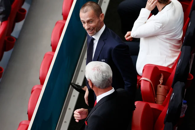 Aleksander Čeferin in nekdanji odlični valižanski nogometaš Ian Rush med sobotno tekmo v Amsterdamu. FOTO: Koen Van Weel/AFP