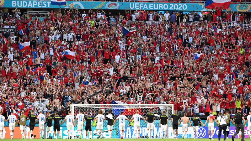 Fotografija: Veselju čeških nogometašev in navijačev v Budimpešti ni bilo konca. FOTO: Attila Kisbenedek/Reuters