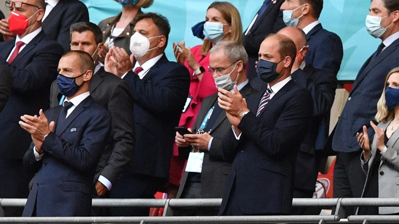 Fotografija: Aleksander Čeferin (spodaj levo) in britanski princ William (spodaj desno) na londonskem Wembleyju. FOTO: Justin Tallis/AFP