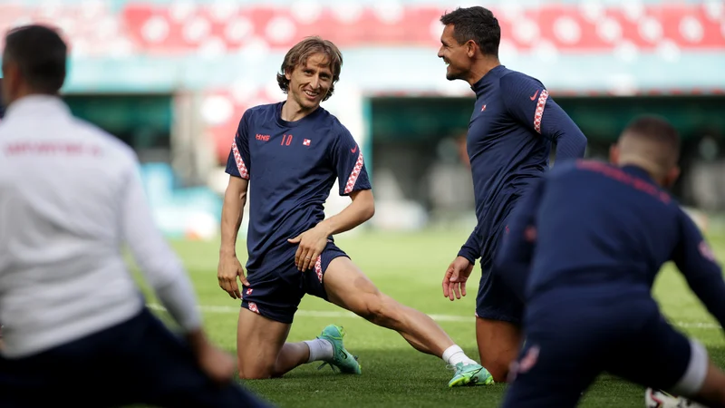 Fotografija: Luka Modrić in Dejan Lovren med treningom Hrvaške. FOTO: Hannah Mckay/Reuters