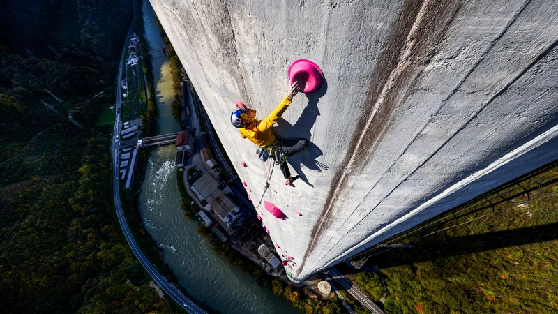 Fotografija: Podvig Domna Škofica (na fotografiji) in Janje Garnbret, ki jima je uspelo splezati na 360-metrski dimnik trboveljske termoelektrarne, prikazuje film 360 Ascent. FOTO: Jakob Schweighofer/Red Bull Content Pool