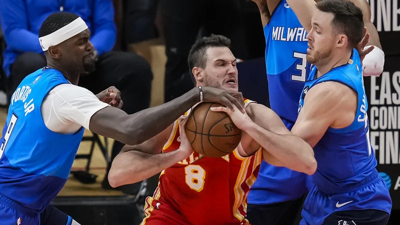 Fotografija: Danilo Gallinari (z žogo) prodira ob Bobbyju Portisu (št. 9) in Patu Connaughtonu v drugem polčasu. FOTO: Dale Zanine/USA Today Sports