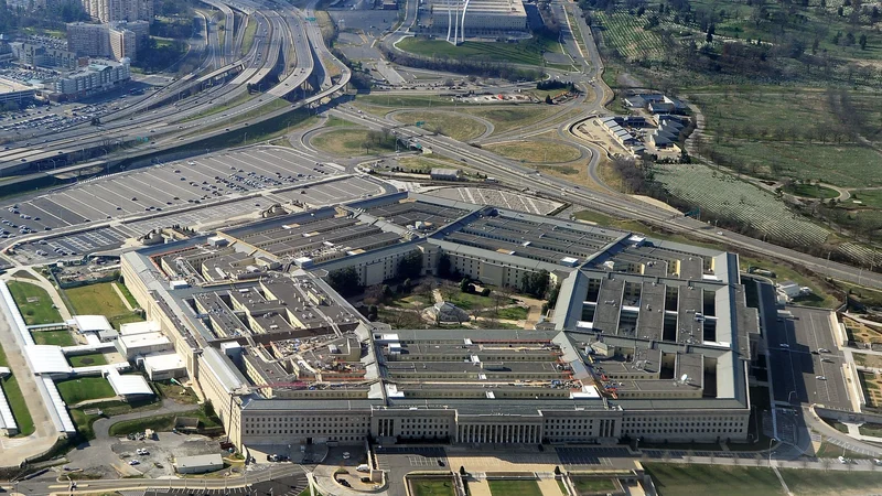 Fotografija: Zračna fotografija ameriškega Pentagona, iz katerega so v nedeljo sporočili napade na proiozranske cilje v Siriji in Iraku. FOTO: Staff AFP