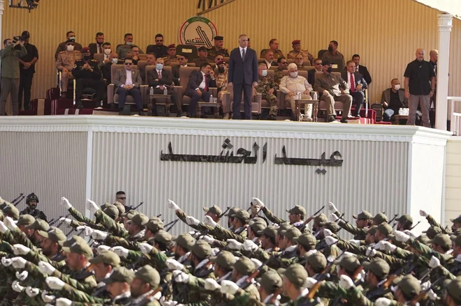 Parade proiranske milice v vzhodnem delu države se je udeležil tudi iraški premier Mustafa Al-Kadhimi. FOTO: AFP