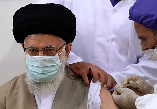 Vrhovni voditelj Irana ajatola Ali Hamenej med cepljenjem proti covidu-19. FOTO: AFP