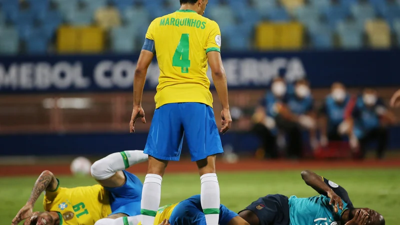Fotografija: V bolečinah sta v Goianii obležala Brazilec Everton in Ekvadorec Enner Valencia, vse skupaj je nadziral Marquinhos. FOTO: Diego Vara/Reuters
