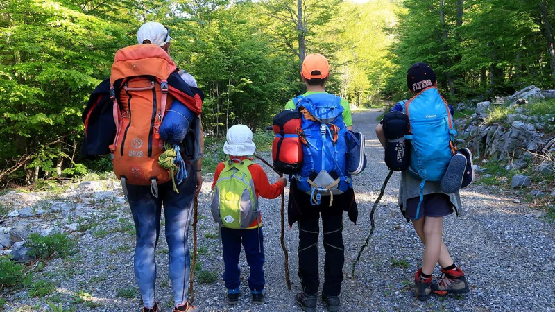 Fotografija: Najbolje je, da naredimo spisek posameznega nahrbtnika ter posebej spisek hrane in pijače. FOTO: Grega Kofler