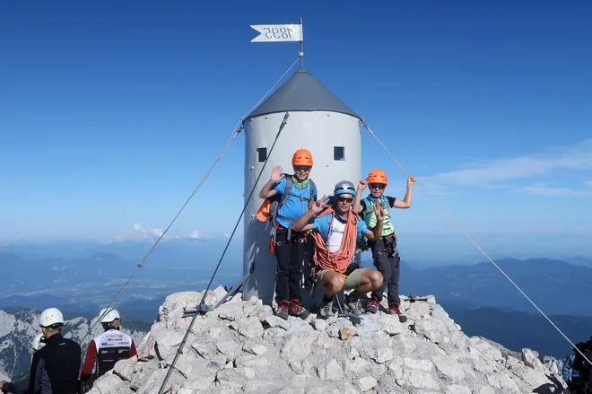 Iz tega družinskega izleta smo prišli polni vtisov in predvsem spoznanja, da otroci ne potrebujejo veliko, da nam sledijo in da so srečni. FOTO: Grega Kofler