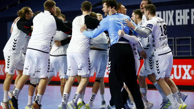 Fotografija: Rokometaši Kiela proslavljajo po zmagi v lanskem (prestavljenem) finalu lige prvakov proti Barceloni v Kölnu. FOTO: Thilo Schmuelgen/Reuters