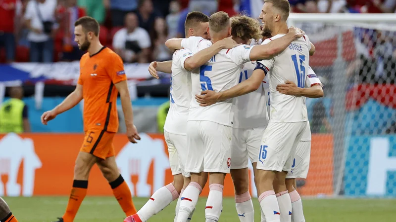 Fotografija: Branilec nizozemske reprezentance Stefan de Vrij zapušča zelenico v Budimpešti ob slavju čeških nogometašev. FOTO: Bernadett Szabo/Reuters