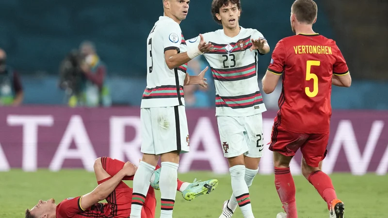 Fotografija: Joao Felix (desno) v pogovoru z belgijskim branilcem Janom Vertonghnom. FOTO: Thanassis Stavrakis/Reuters