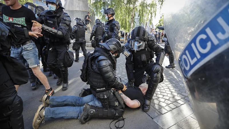 Fotografija: Policija je proti nekaj udeležencem shoda uporabila prisilna sredstva in jih začasno pridržala. FOTO: Jože Suhadolnik/Delo