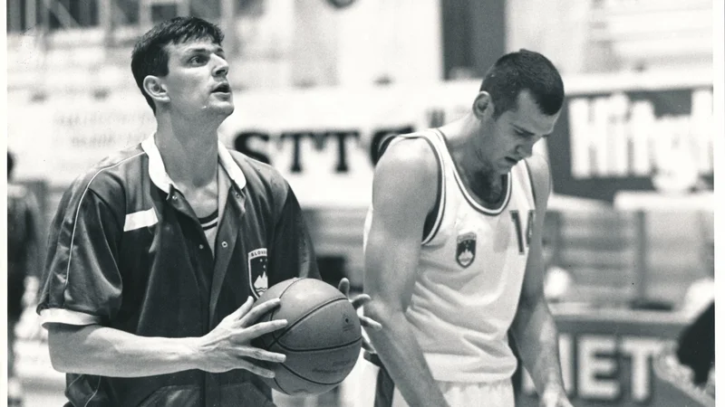 Fotografija: Slavko Kotnik (desno) in Teoman Alibegović (levo) sta s soigralci orala ledino v slovenski reprezentanci. FOTO: Aleš Černivec/Delo