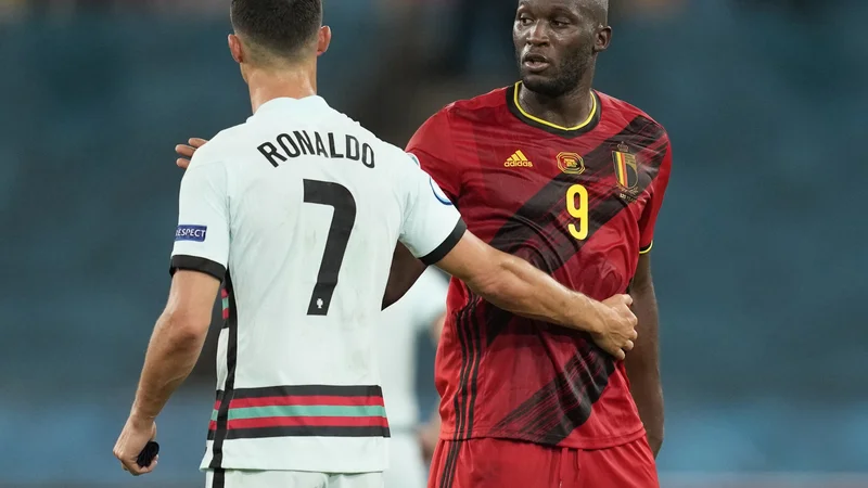 Fotografija: Po zadnjem sodnikovem žvižgu je Ronaldo pozdravil nekaj soigralcev in tekmecev, si snel kapetanski trak in ga vrgel ob tla ter nato brcnil. FOTO: Thanassis Stavrakis/Reuters