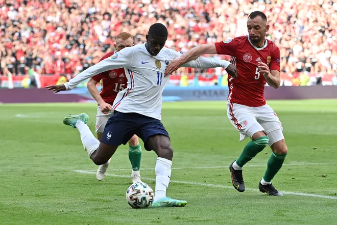 Ousmane Dembele med tekmo z madžarsko v Budimpešti. FOTO: Tibor Illyes/Reuters