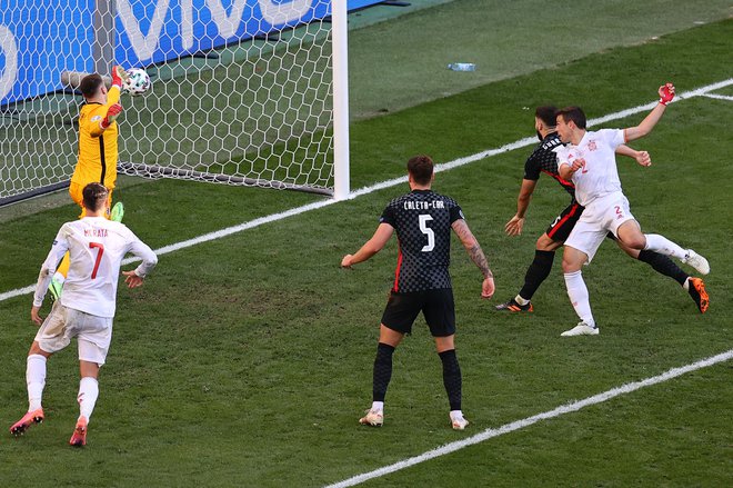 Španija se je po bizarnem golu in zaostanku z zasukom premagala Hrvaško. V letrtfinale jo je s prvim reprezentančnim golom popeljal Cesar Azpilicueta (desno). FOTO: Wolfgang Rattay/AFP