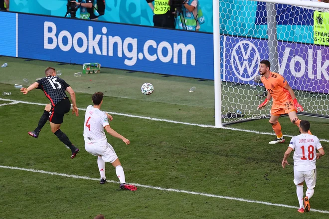 Mario Pašalić (levo) je hrvaško igro za vse ali nič zaokrožil z golom za podaljšek v sodnikovem dodatku. FOTO: Wolfgang Rattay/AFP