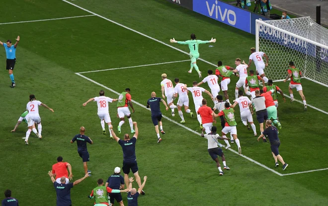 Yann Sommer je z ubranjeno enajstmetrovko spravil v delirij rojake v Bukarešti. FOTO: Daniel Mihailescu/Reuters