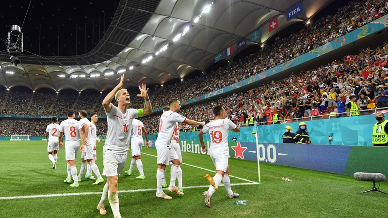 Fotografija: Mario Gavranović je z golom v izdihljajih rednega dela tekme zagotovil Švicarjem podaljšek. FOTO: Justin Setterfield/AFP