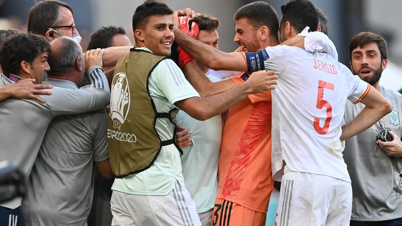 Fotografija: Španija je zaostajhal, zapravila prednost dveh golov, v podaljšku pa le strla odpor Hrvaške in se uvrstila v četrtfinale. FOTO: Stuart Franklin/Reuters