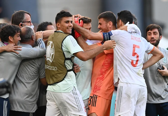 Španija je zaostajhal, zapravila prednost dveh golov, v podaljšku pa le strla odpor Hrvaške in se uvrstila v četrtfinale. FOTO: Stuart Franklin/Reuters