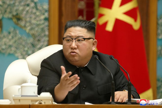 Severnokorejski voditelj ni ravno znan po zdravem načinu življenja. FOTO: Kcna via Reuters