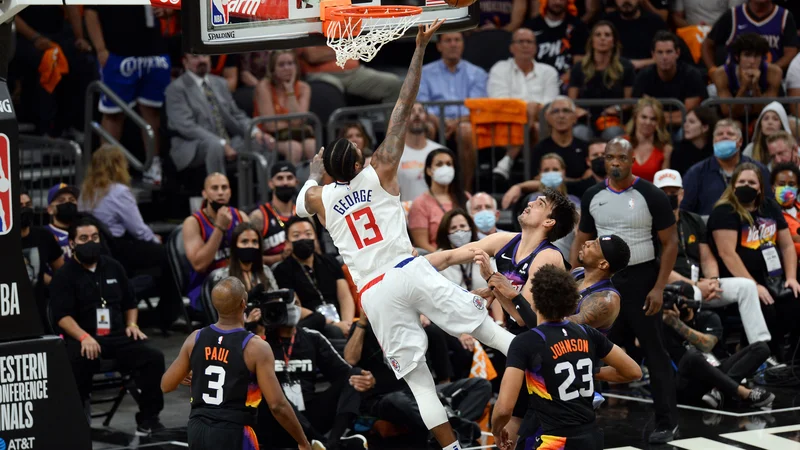 Fotografija: Prvi strelec LA Clippers Paul George je v Phoenixu prevzel breme na svoj hrbet in z odlično predstavo podaljšal upanje o zasuku ter uvrstitvi v veliki finale. FOTO: Joe Camporeale/Usa Today Sports