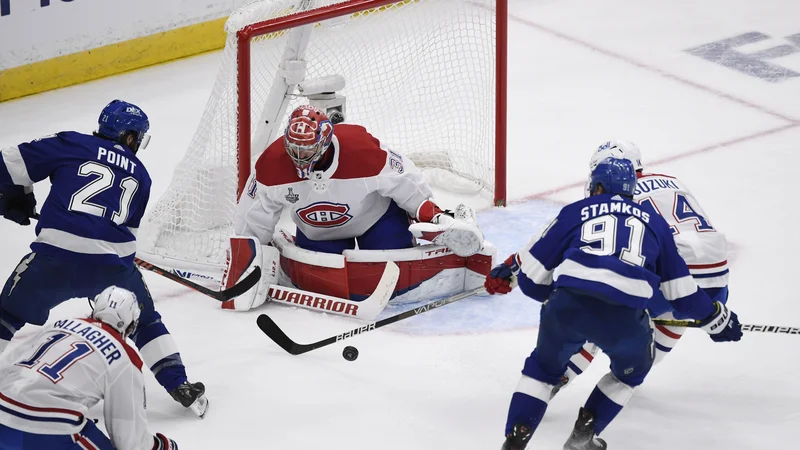 Fotografija: Vratar Montreala Carey Price v prvi finalni tekmi končcie v NHL ni bil kos valom napadov domačih hokejistov, centrov Brayden Pointa in Stevena Stamkosa (91). FOTO: Douglas Defelice/Usa Today Sports