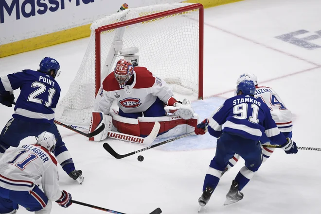 Vratar Montreala Carey Price v prvi finalni tekmi končcie v NHL ni bil kos valom napadov domačih hokejistov, centrov Brayden Pointa&nbsp; in Stevena Stamkosa (91). FOTO: Douglas Defelice/Usa Today Sports