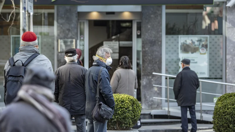 Fotografija: Truditi bi se morali predvsem za daljše ostajanje v zaposlitvi, saj s tem dalj časa prispevamo v blagajno in manj časa črpamo iz nje. FOTO: Voranc Vogel/Delo
