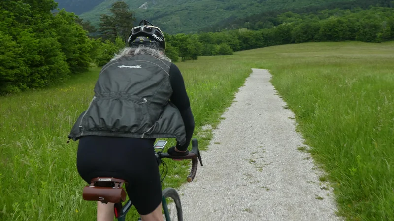 Fotografija: Tudi najboljši izdelki za športno prehrano na svetu vam ne morejo prinesti ničesar dobrega, če jih pustite v žepu; včasih pač potrebujete nov ali drugačen okus ali teksturo, ki bo spodbudila vaše seganje nazaj v ta žep. FOTO: Miroslav Cvjetičanin