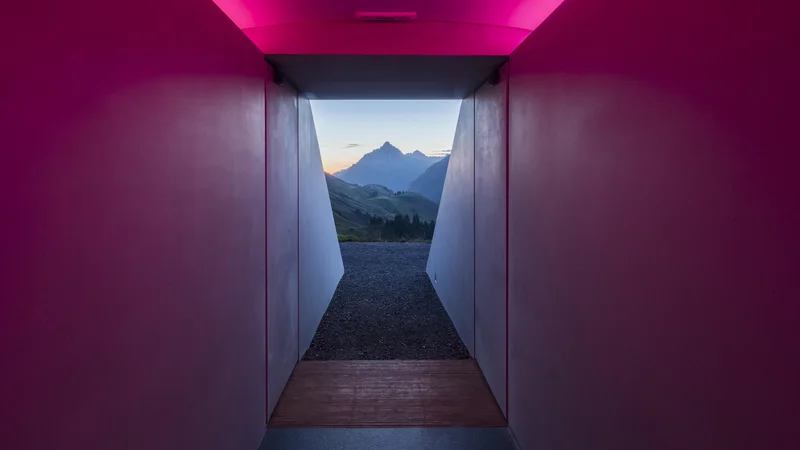 Fotografija: Jori Finkel je zapisala, da gre pri seriji Skyspace za »nebesne opazovalnice, ki ustvarjajo precej čarobno iluzijo, da je nebo na dosegu roke«. FOTO: Florian Holzherr/Skyspace Lech