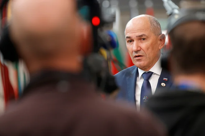 Med razlogi za skrb so poslanci v pismu navedli napade predsednika vlade Janeza Janše na civilno družbo in svobodne medije. FOTO: Olivier Matthys/Reuters