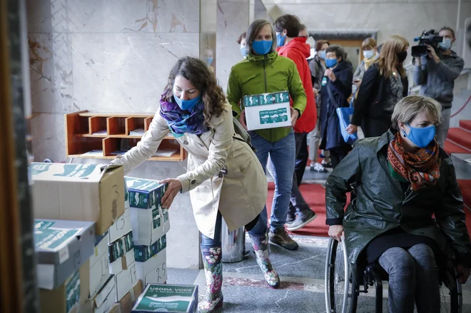 Oddaja podpisov v državni zbor za razpis referenduma proti škodljivemu zakonu o vodah. FOTO: Uroš Hočevar/Delo