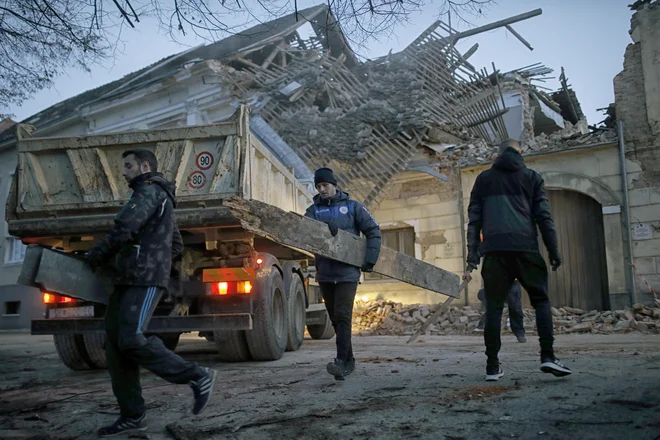 Popotresna obnova v organizaciji države se tako rekoč ni niti začela. FOTO: Blaž Samec/Delo