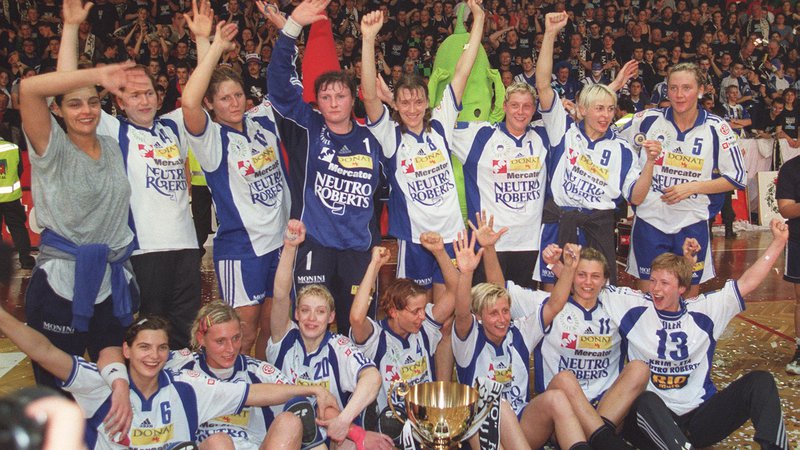 Fotografija: Rokometašice Krima so se pred 20 leti veselile prvega naslova evropskih prvakinj: FOTO: dokumentacija Dela