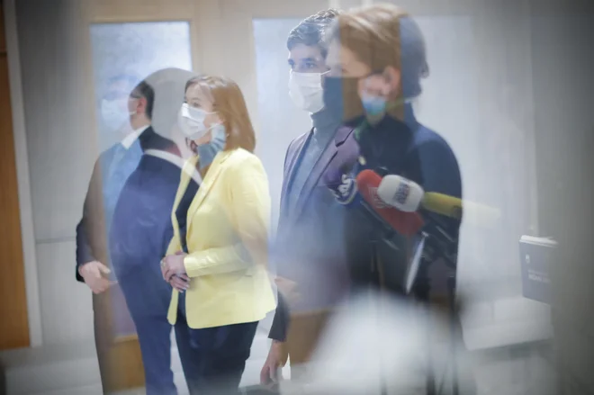 Predsedovanje svetu EU, ki ga Janša izrablja za predvolilne namene, po mnenju opozicije ni vzrok, da bi zamrznili opozicijsko držo. FOTO:&nbsp;Uroš Hočevar/Delo