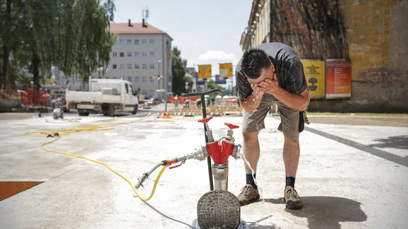 Fotografija: Med delavci, ki so najbolj izpostavljeni vremenu in s tem tudi poletni vročini, so prav gotovo tisti, ki si kruh služijo v gradbeništvu. FOTO: Uroš Hočevar/Kolektiff