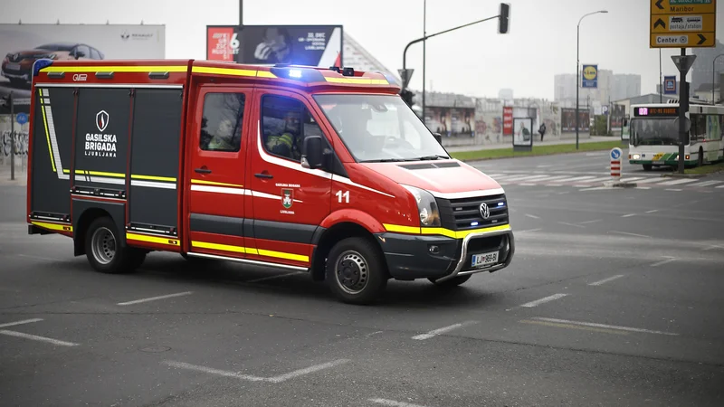 Fotografija: Opozorilni stavki se bodo pridružile vse poklicne gasilske enote, ki delujejo kot javni gasilski zavodi. FOTO: Blaž Samec/Delo