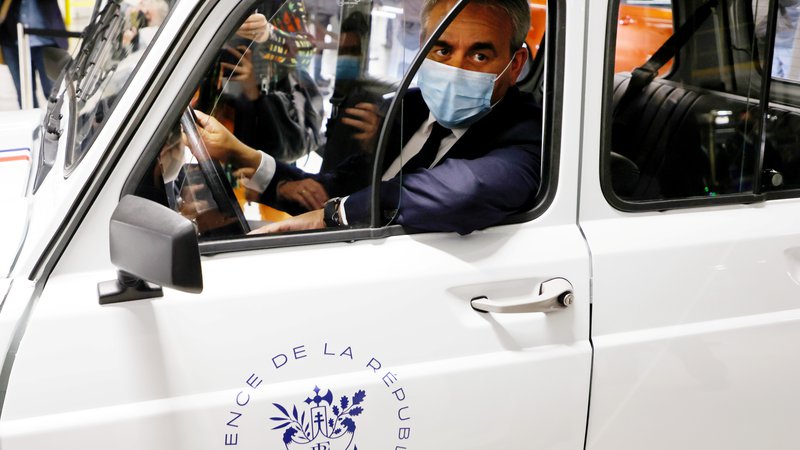 Fotografija: Predsednik regije Hauts-de-France Xavier Bertrand v Renaultovem električnem avtomobilu. FOTO: Ludovic Marin/Reuters