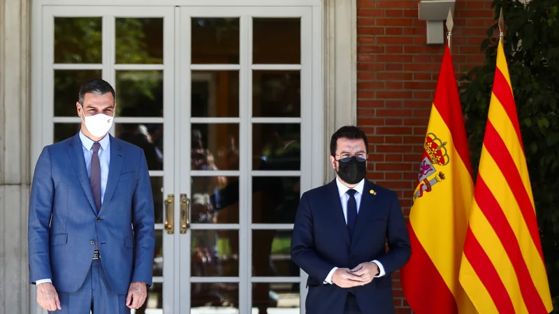 Fotografija: Pere Aragonès in Pedro Sánchez sta se pogovarjala v palači Moncloa. Foto Sergio Perez/Reuters