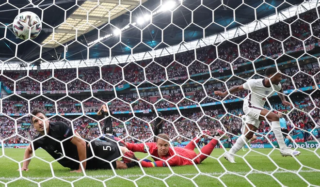 Raheem Sterling (desno) je v 75. minuti načel nemško mrežo. FOTO: Carl Recine/Reuters